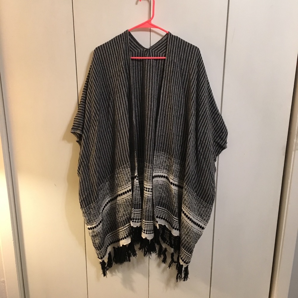 🤠 Woven Open Poncho